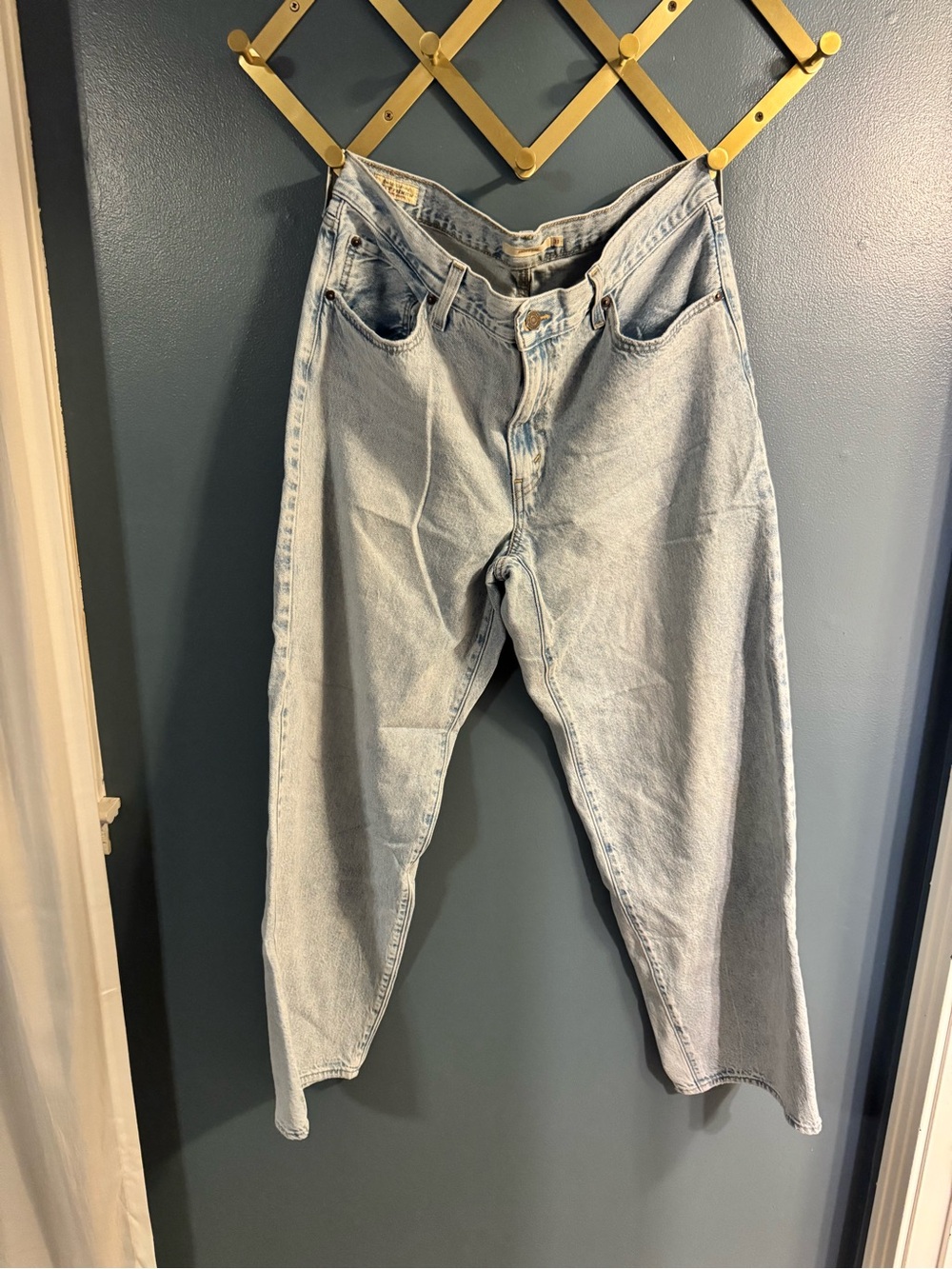 Levi- Baggy Dad Jean